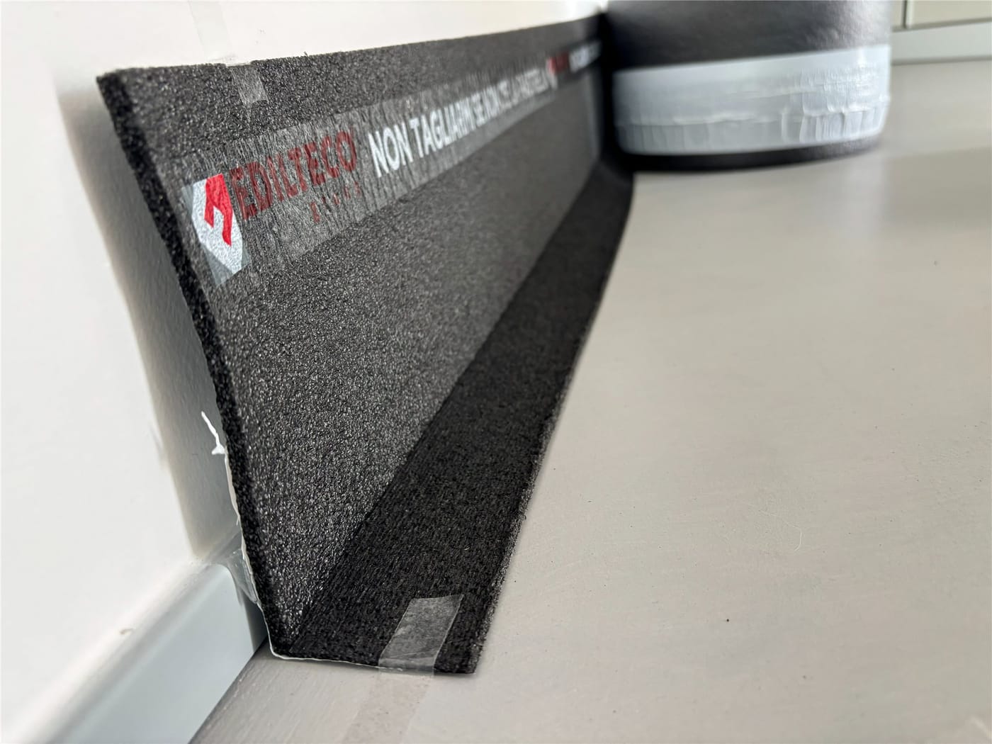 L-förmiger Randdämmstreifen zur Trennung von Estrich und Wand