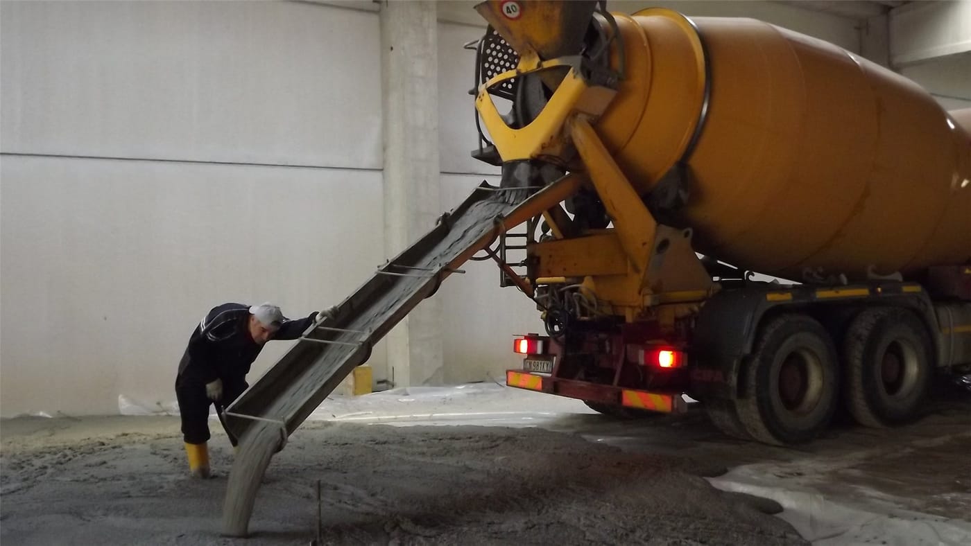 Einbau eines leichten Unterbodens aus dem Fahrmischer in einer Industriehalle