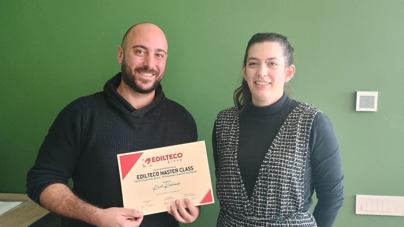 Das Team von Edilteco Kuwait mit der Edilteco-Urkunde